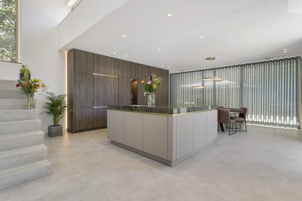 01_Keuken_Loomans_Grijs_Hout_Eiland_Houthakkers-scaled (1)